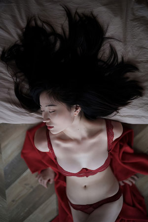 丝袜美女露奶